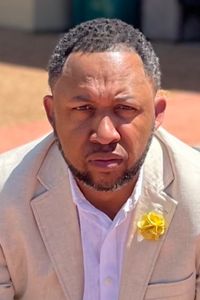 Official portrait of Kenji Holloway